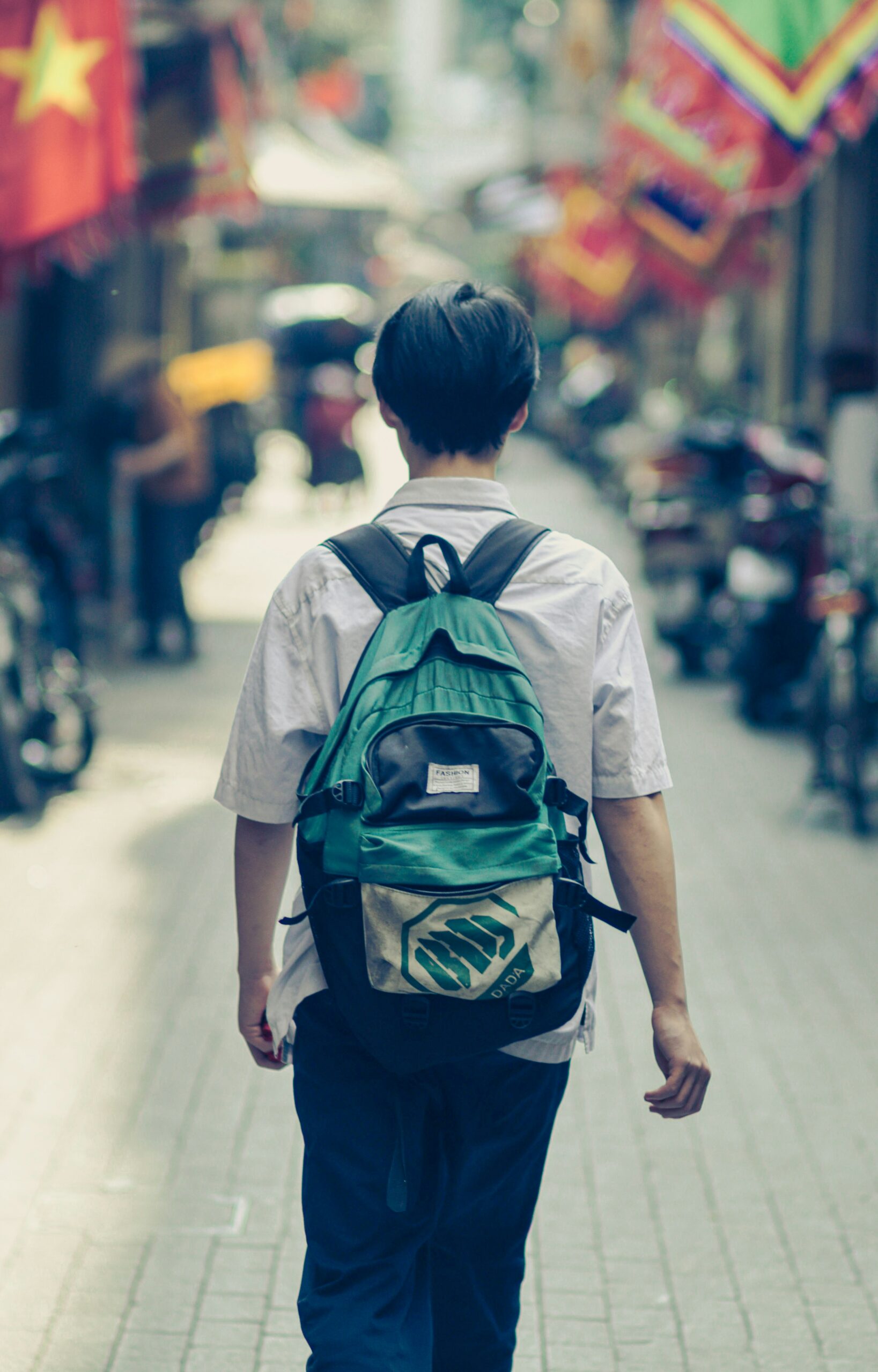 学生が歩いている
