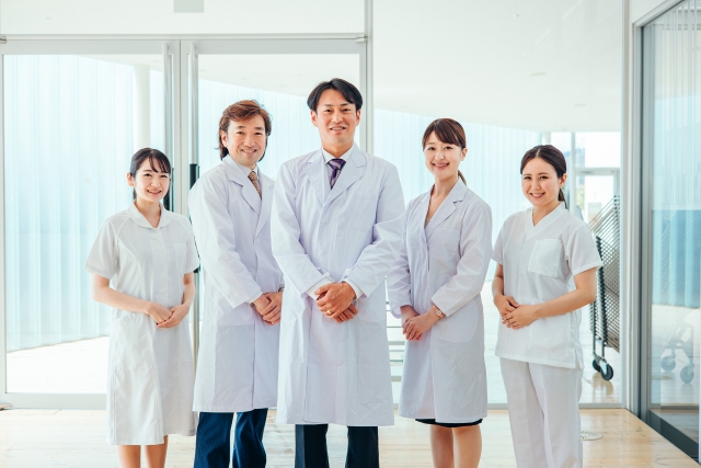 病院の先生と看護師