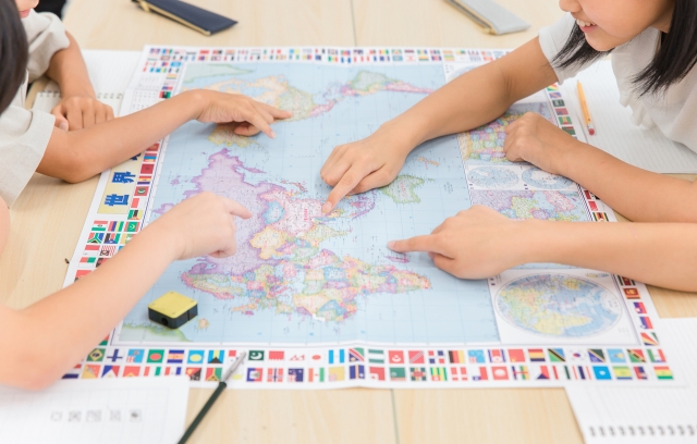 地図を指差す子どもたち